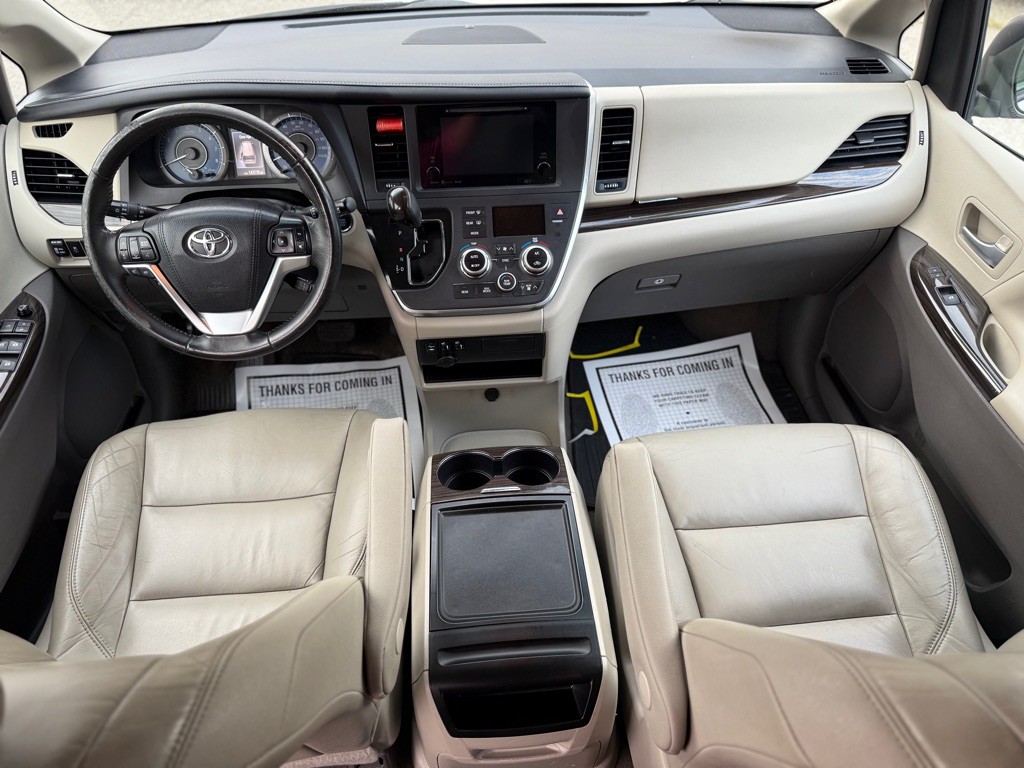 2016 Toyota Sienna Image 10