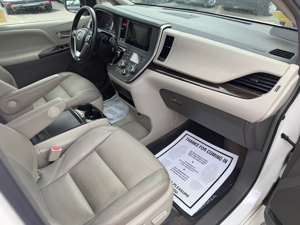 2016 Toyota Sienna Image 11