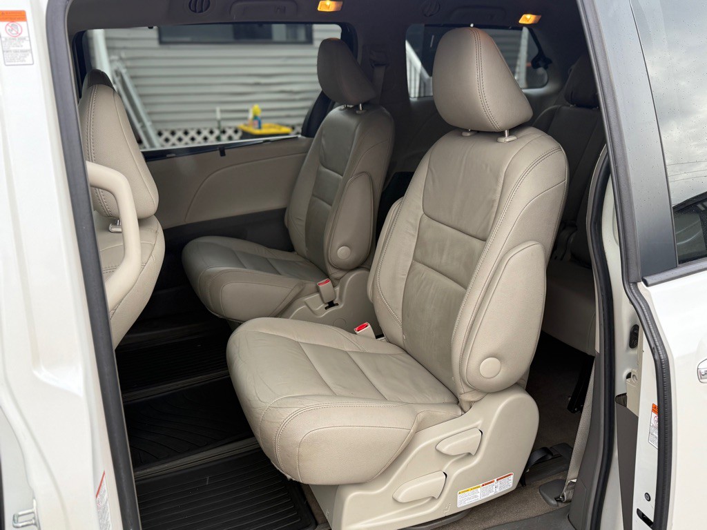 2016 Toyota Sienna Image 12