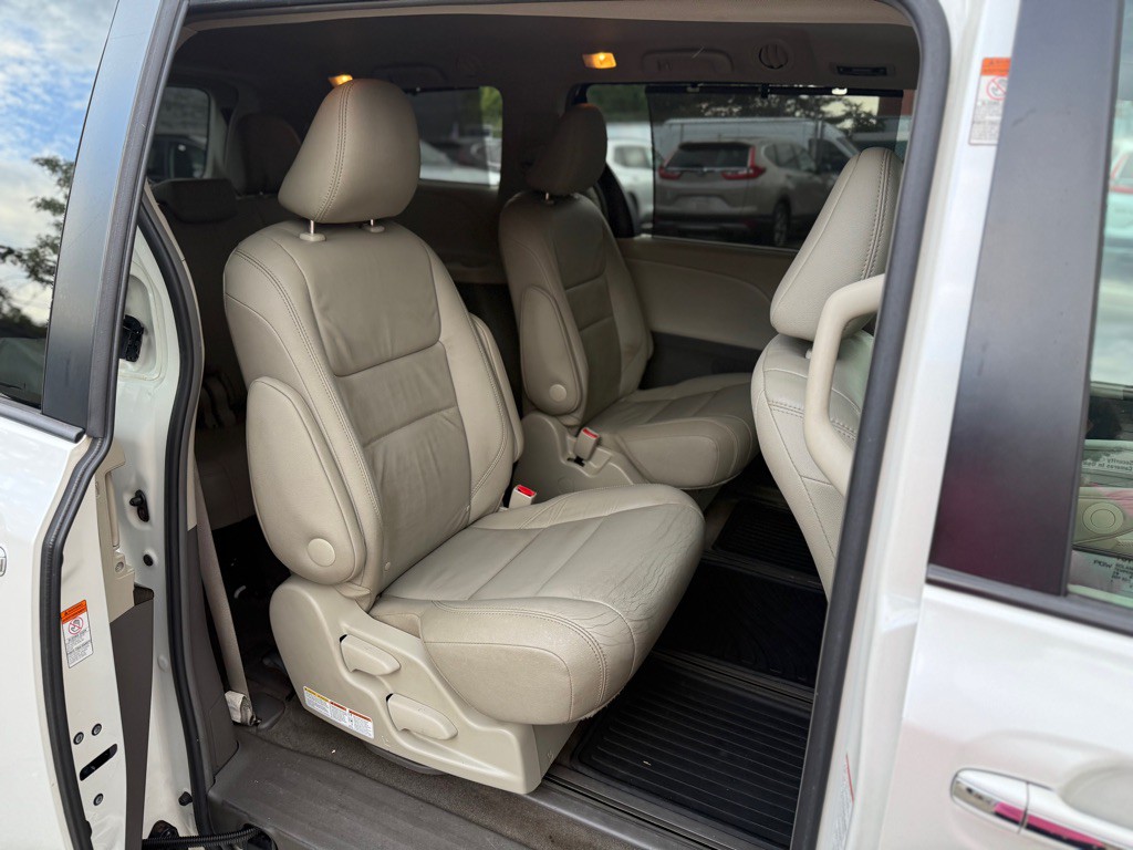 2016 Toyota Sienna Image 13