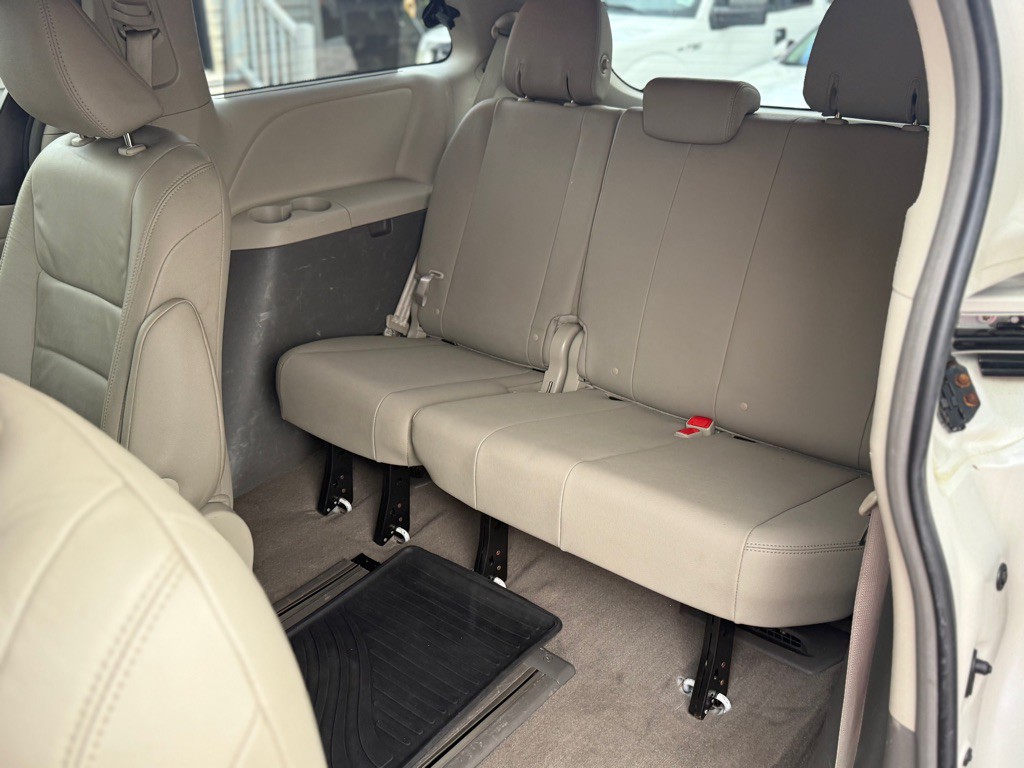 2016 Toyota Sienna Image 14
