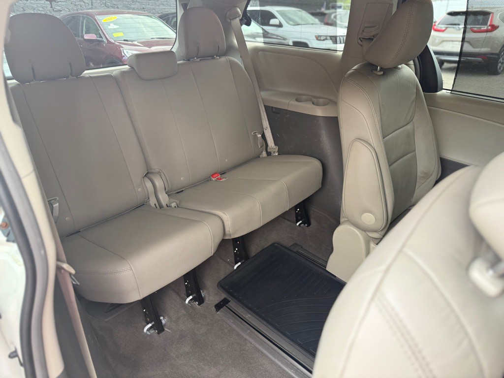 2016 Toyota Sienna Image 15