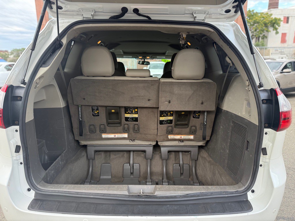 2016 Toyota Sienna Image 16