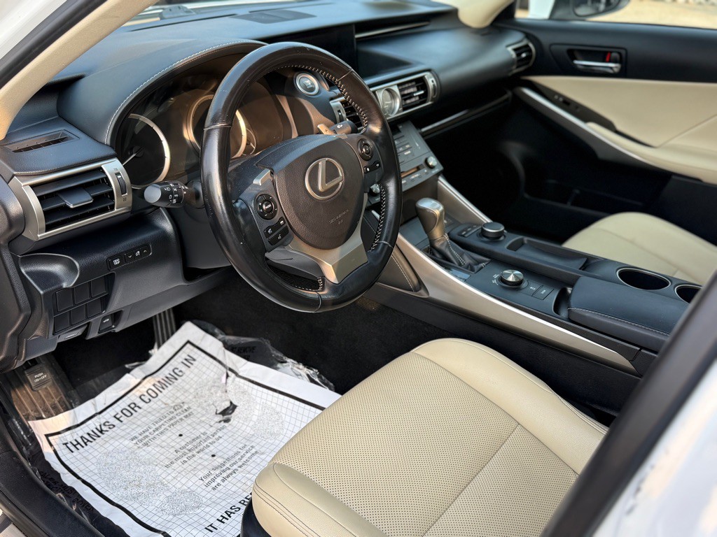 2016 Lexus IS Image 8