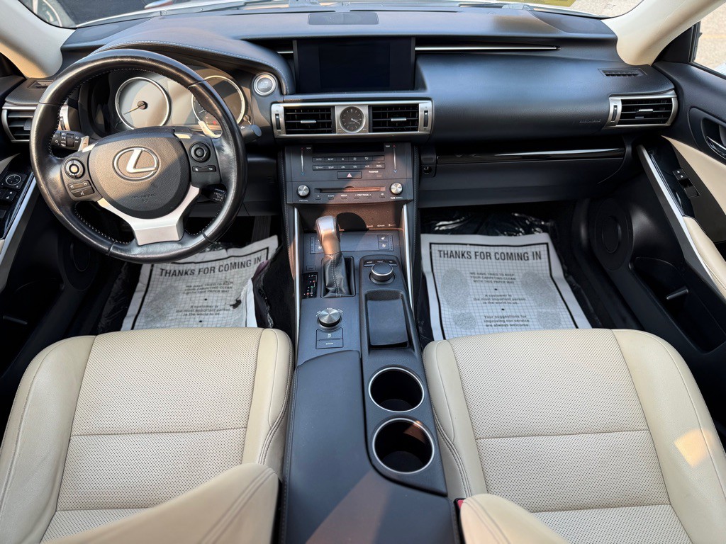 2016 Lexus IS Image 9