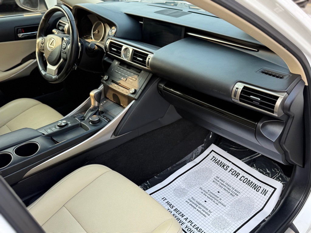 2016 Lexus IS Image 10