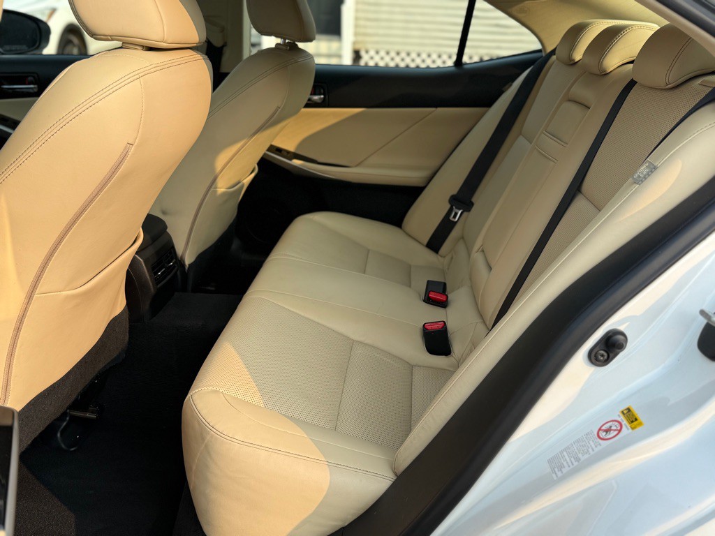 2016 Lexus IS Image 12
