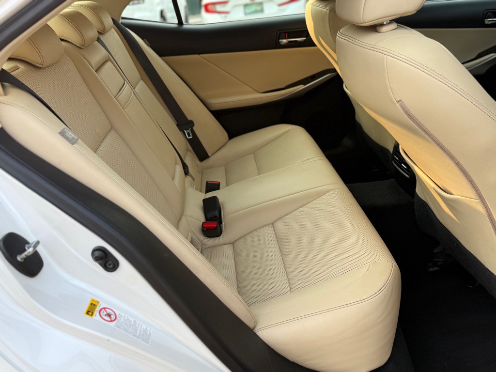 2016 Lexus IS Image 13