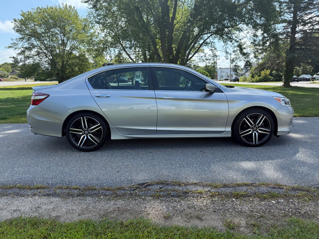 2017 Honda Accord Image 2