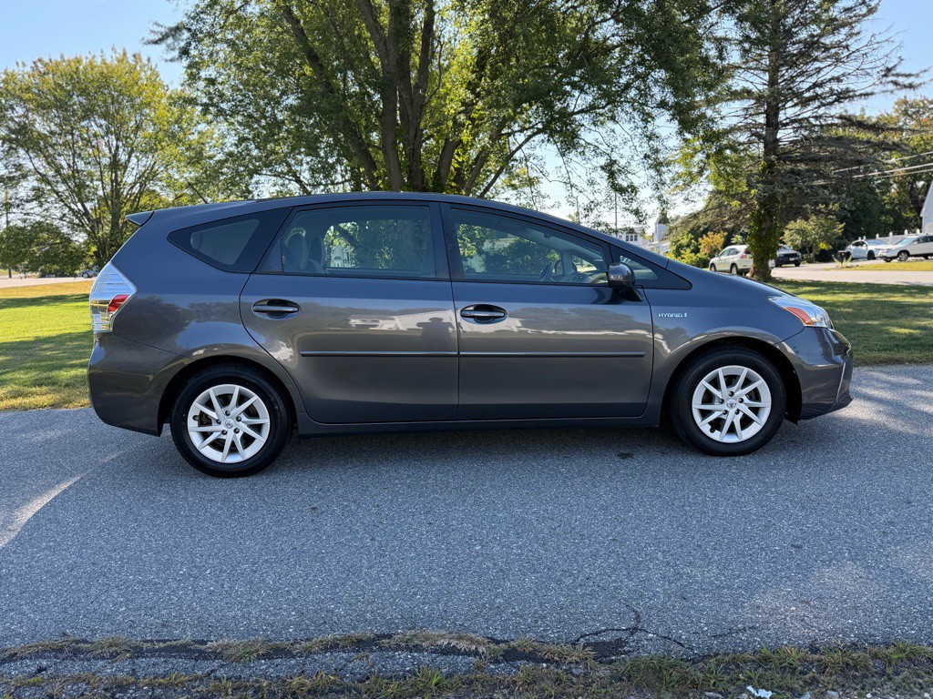 2012 Toyota Prius Image 2