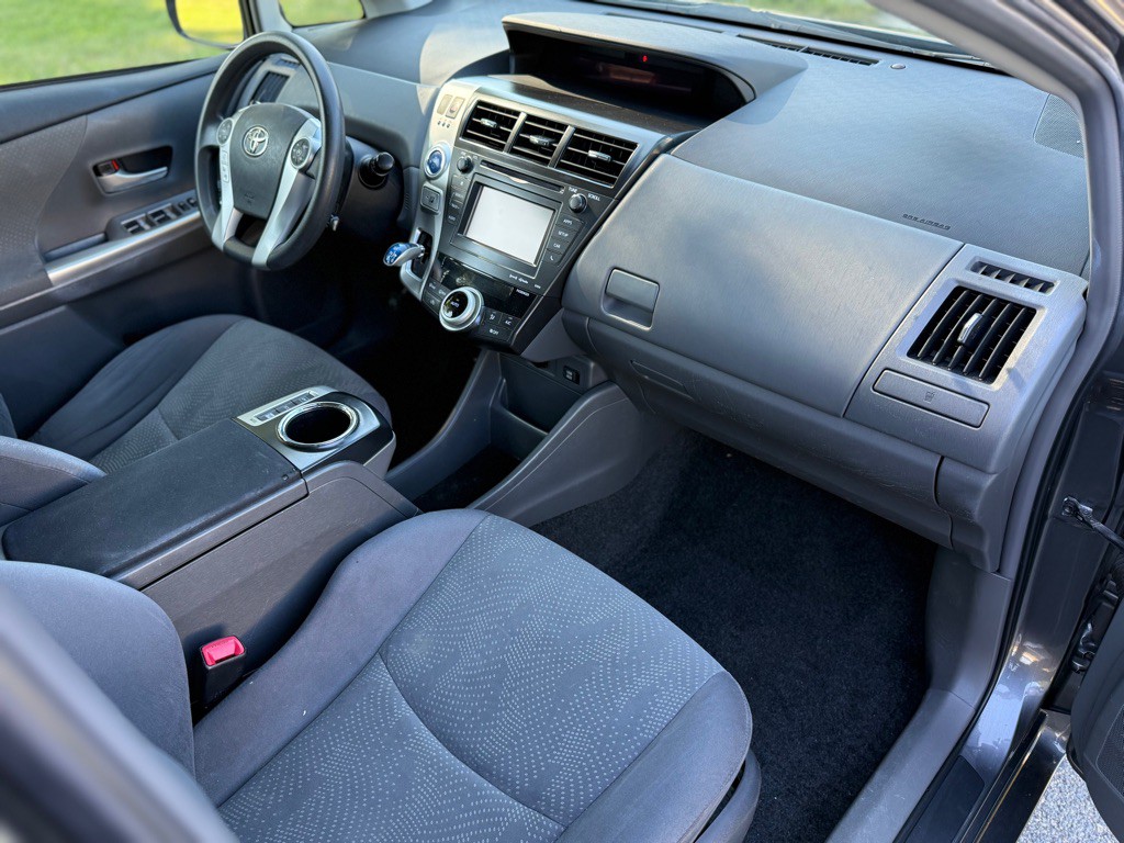 2012 Toyota Prius Image 11