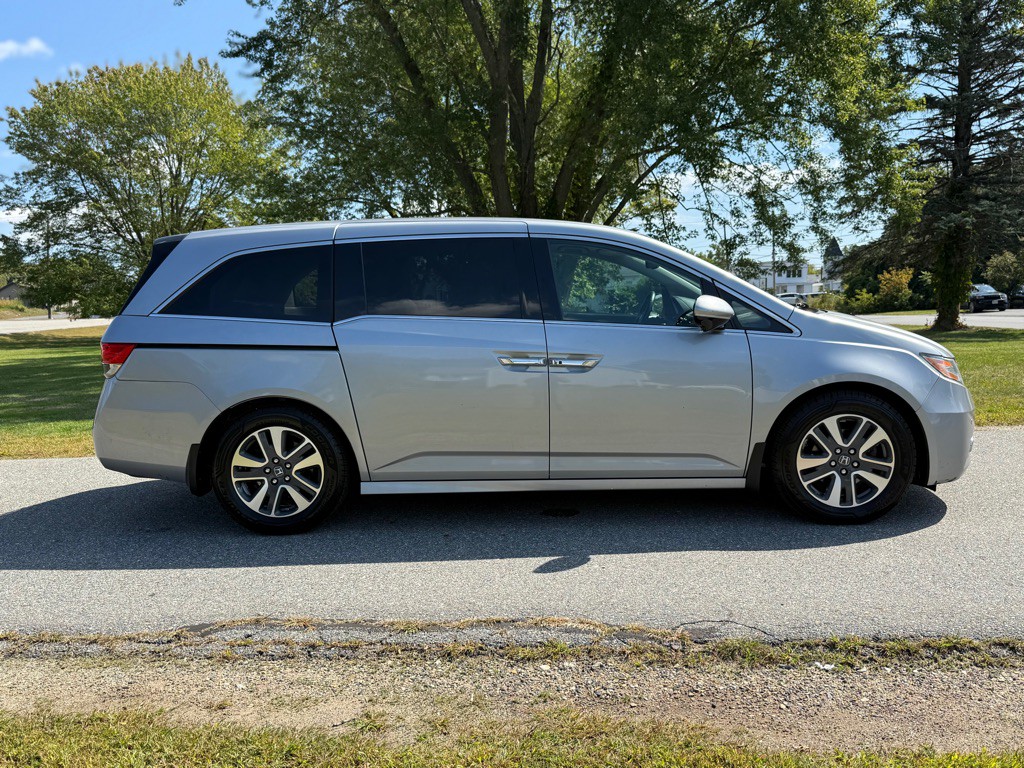 2017 Honda Odyssey Image 2