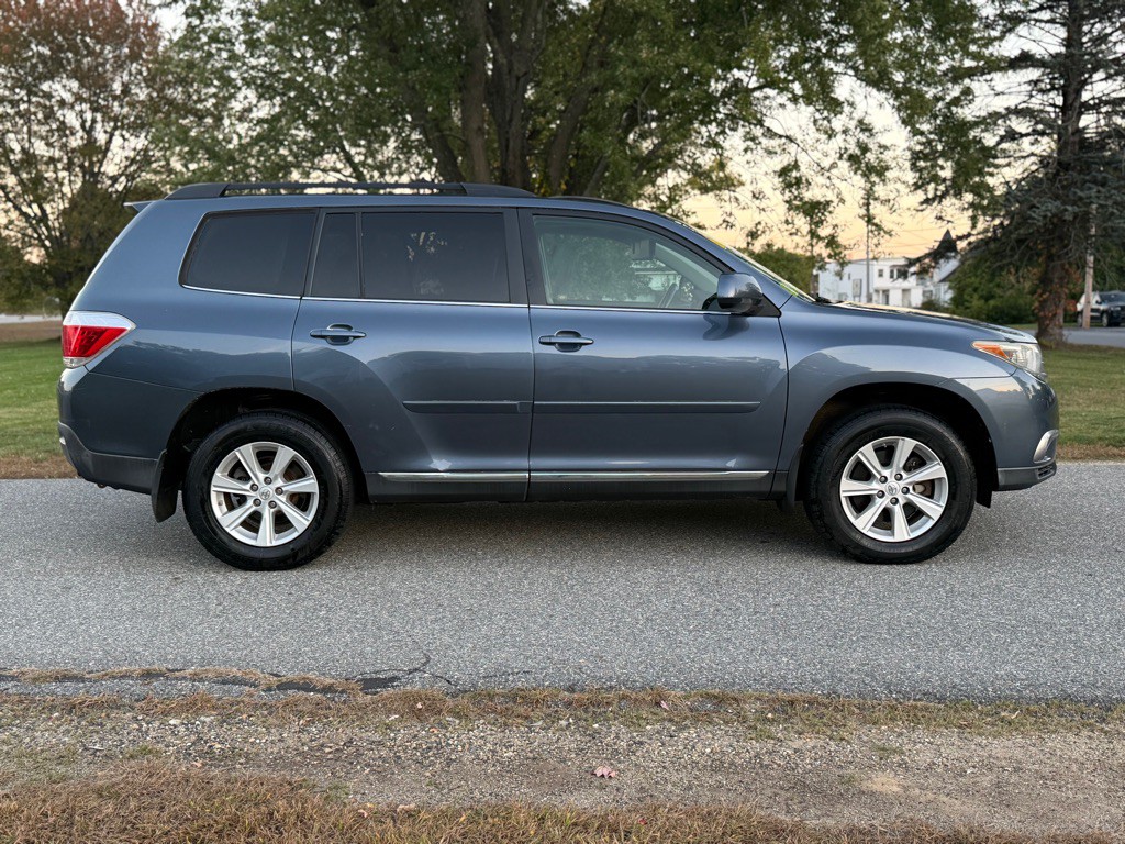 2011 Toyota Highlander Image 2
