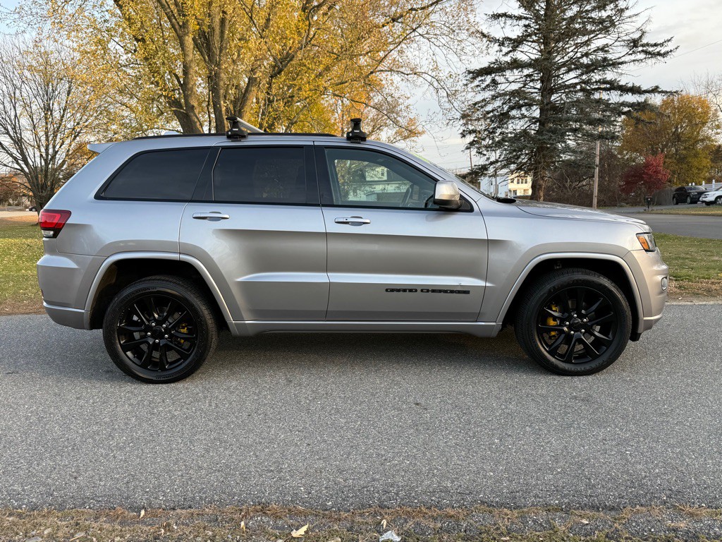 2017 Jeep Grand Cherokee Image 2