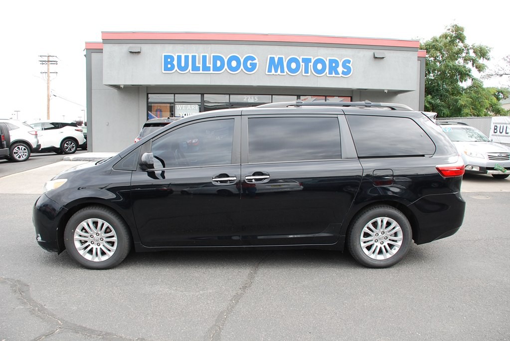 2016 Toyota Sienna Image 2
