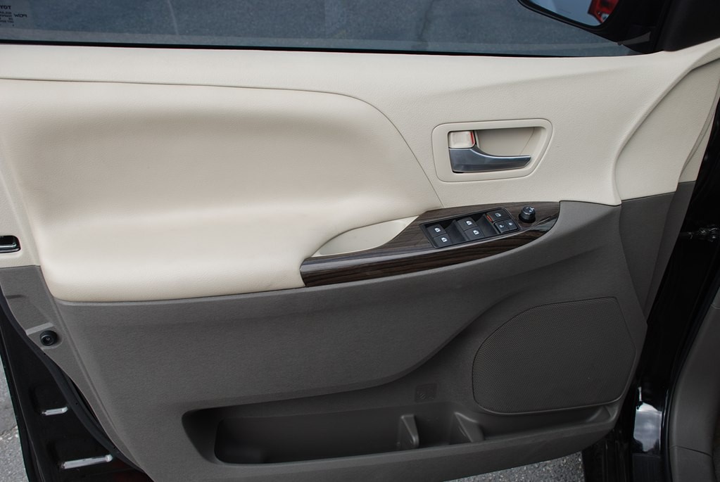 2016 Toyota Sienna Image 9