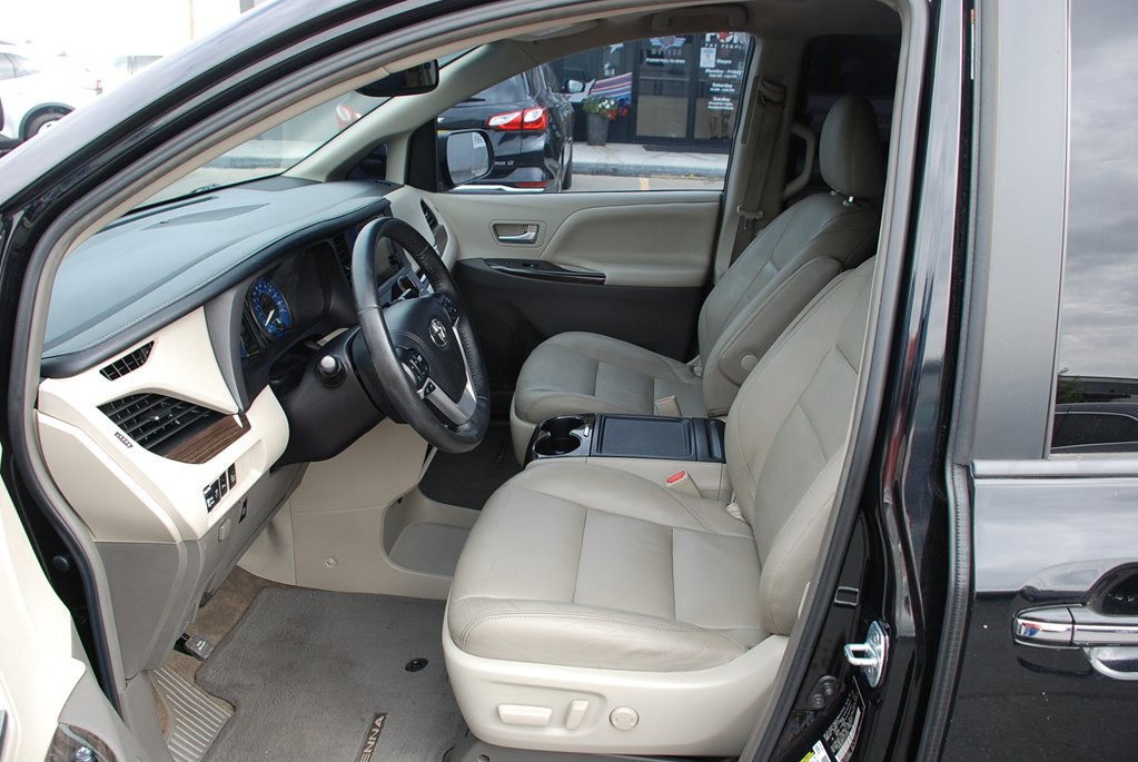 2016 Toyota Sienna Image 10