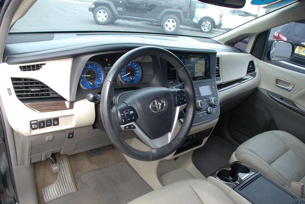 2016 Toyota Sienna Image 11