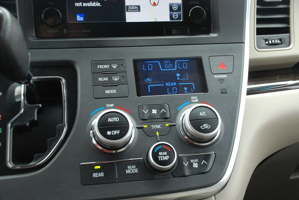 2016 Toyota Sienna Image 15