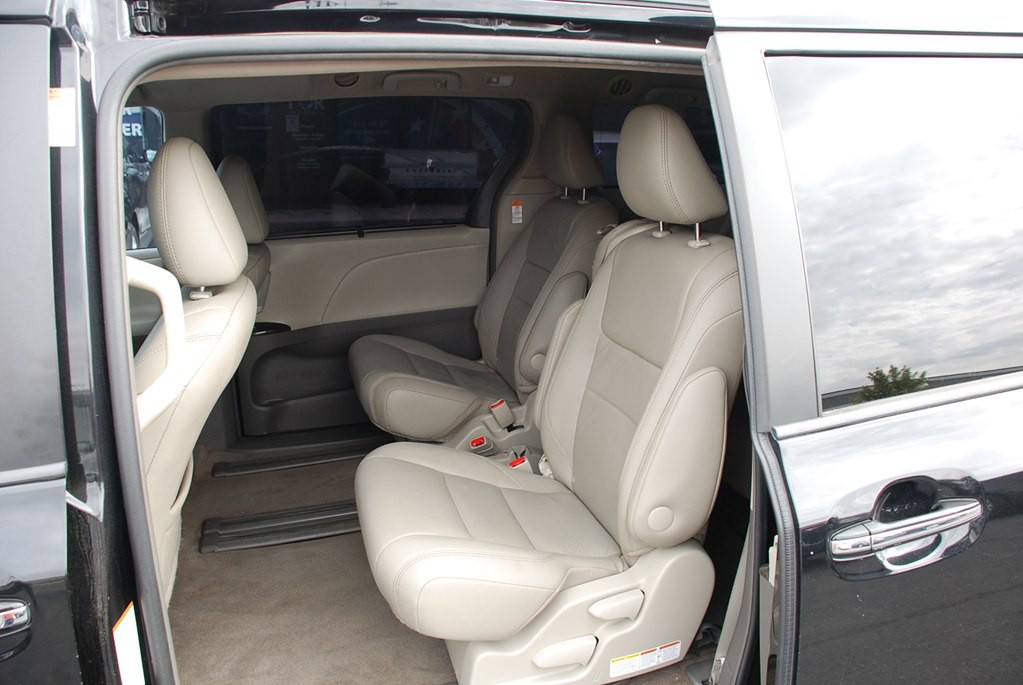 2016 Toyota Sienna Image 19
