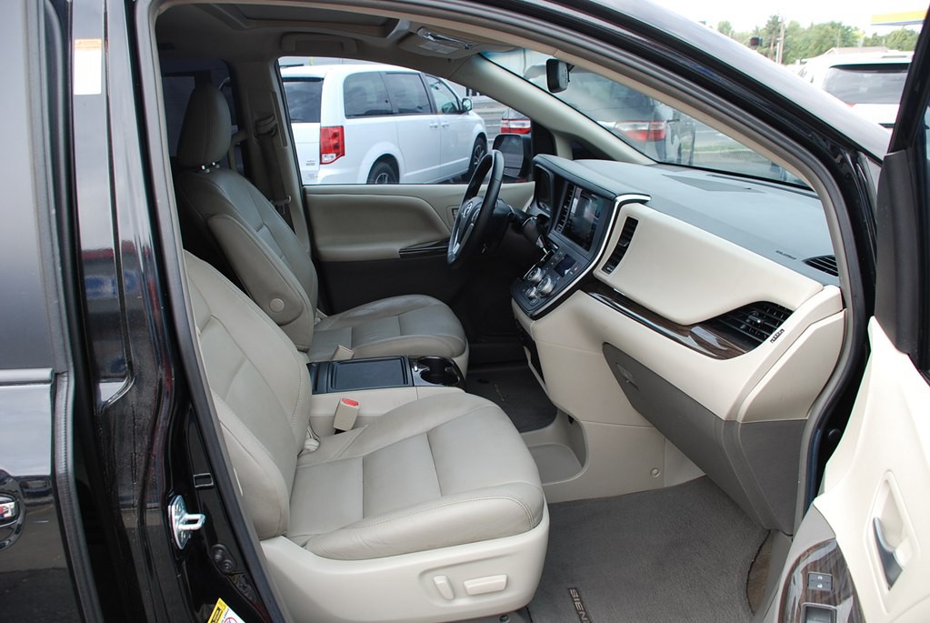 2016 Toyota Sienna Image 23