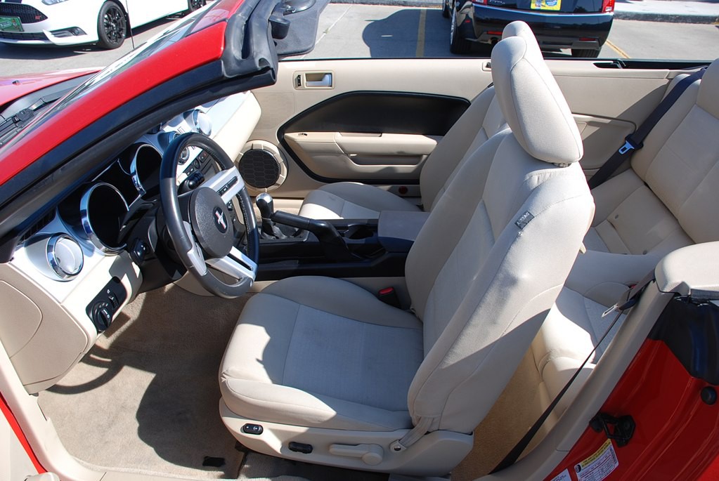 2005 Ford Mustang Image 12