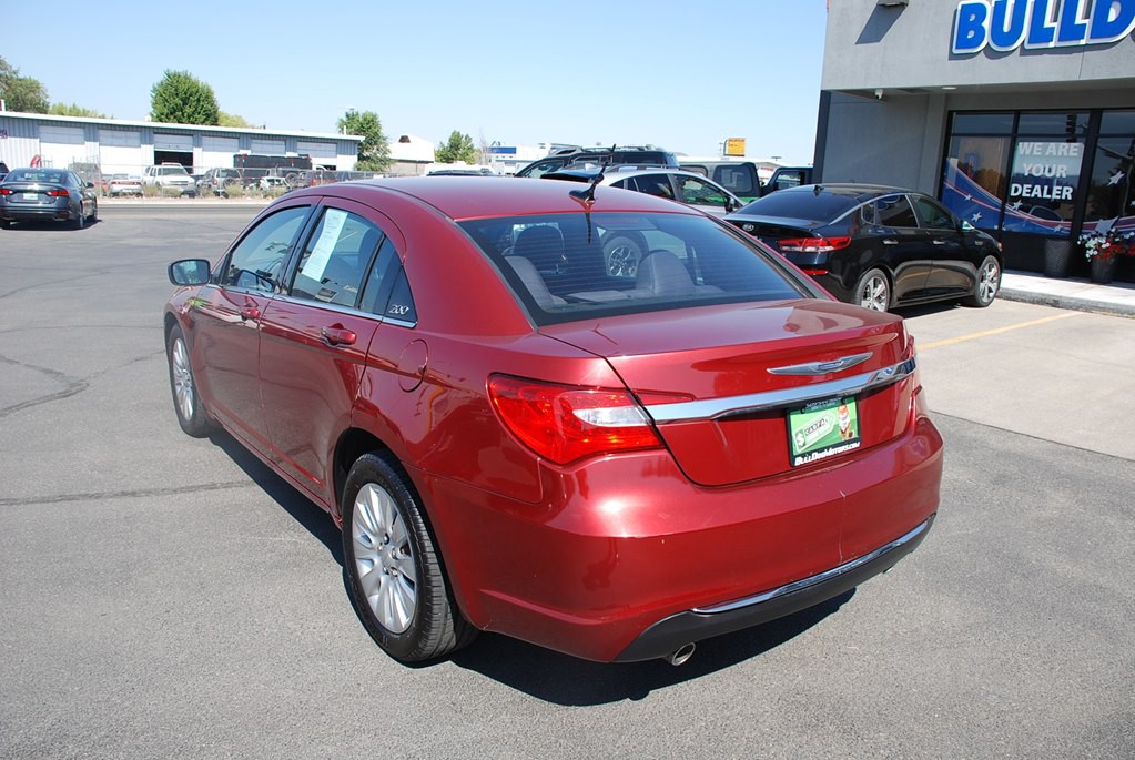 2013 Chrysler 200 Image 3