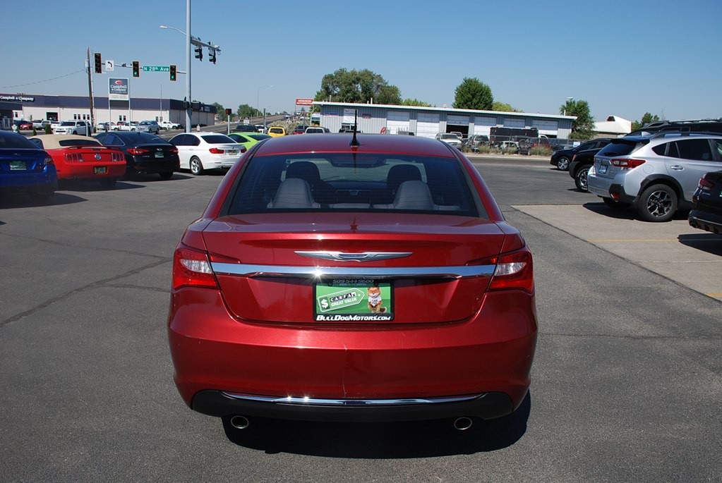 2013 Chrysler 200 Image 4