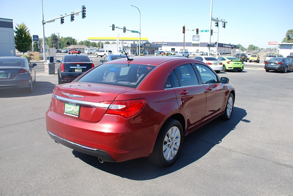 2013 Chrysler 200 Image 5
