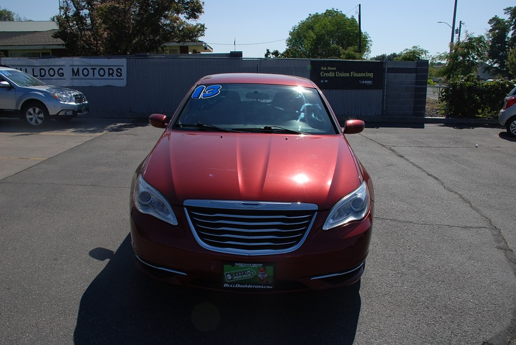 2013 Chrysler 200 Image 8