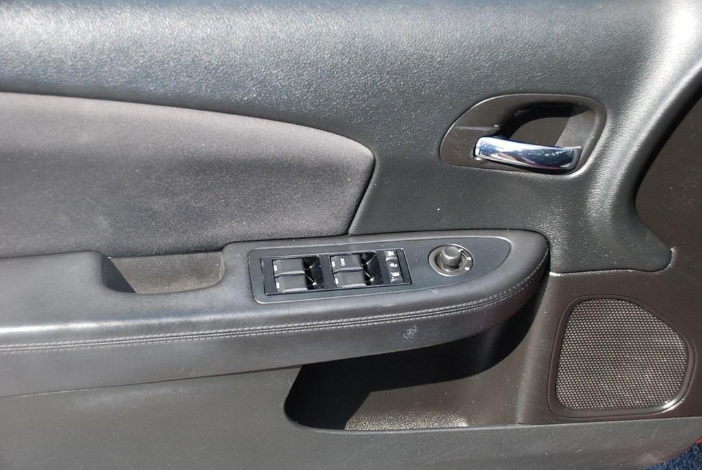 2013 Chrysler 200 Image 9