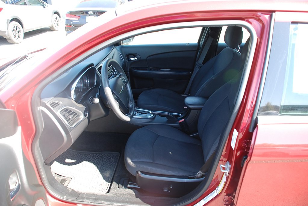 2013 Chrysler 200 Image 10