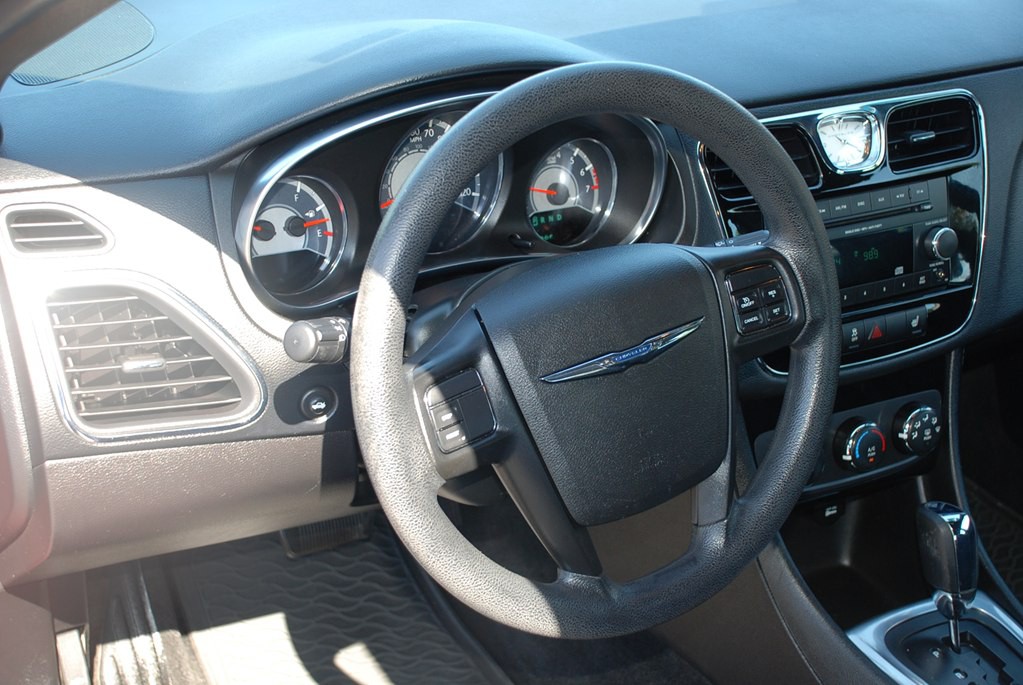 2013 Chrysler 200 Image 11