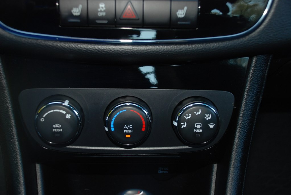 2013 Chrysler 200 Image 14