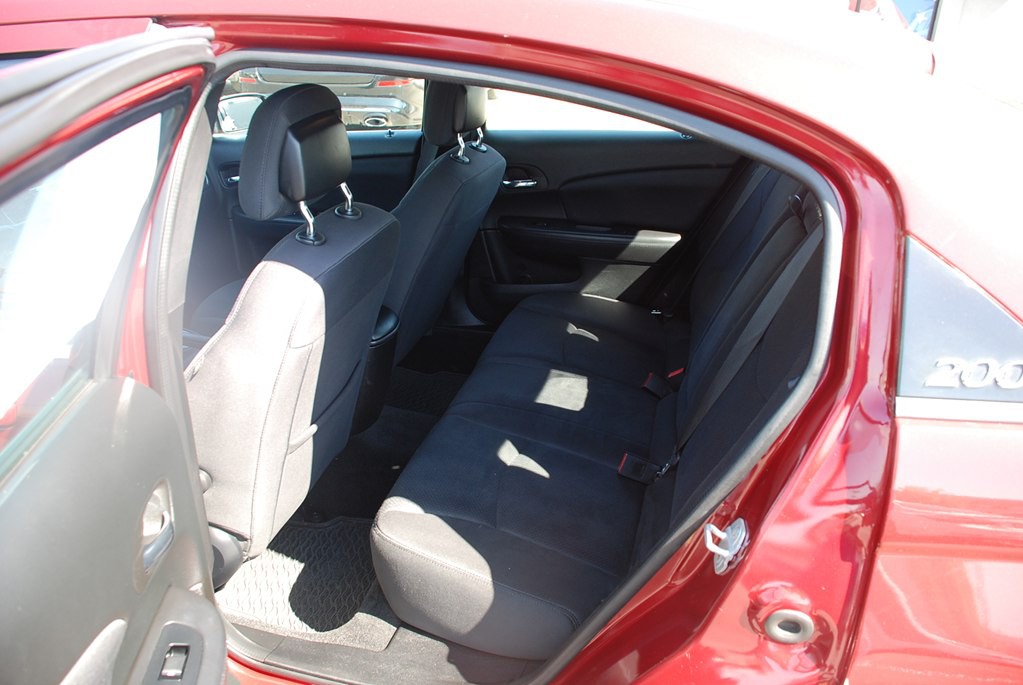 2013 Chrysler 200 Image 16