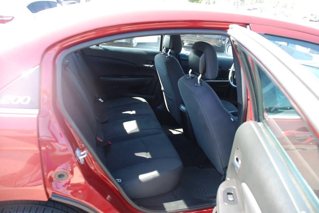 2013 Chrysler 200 Image 18