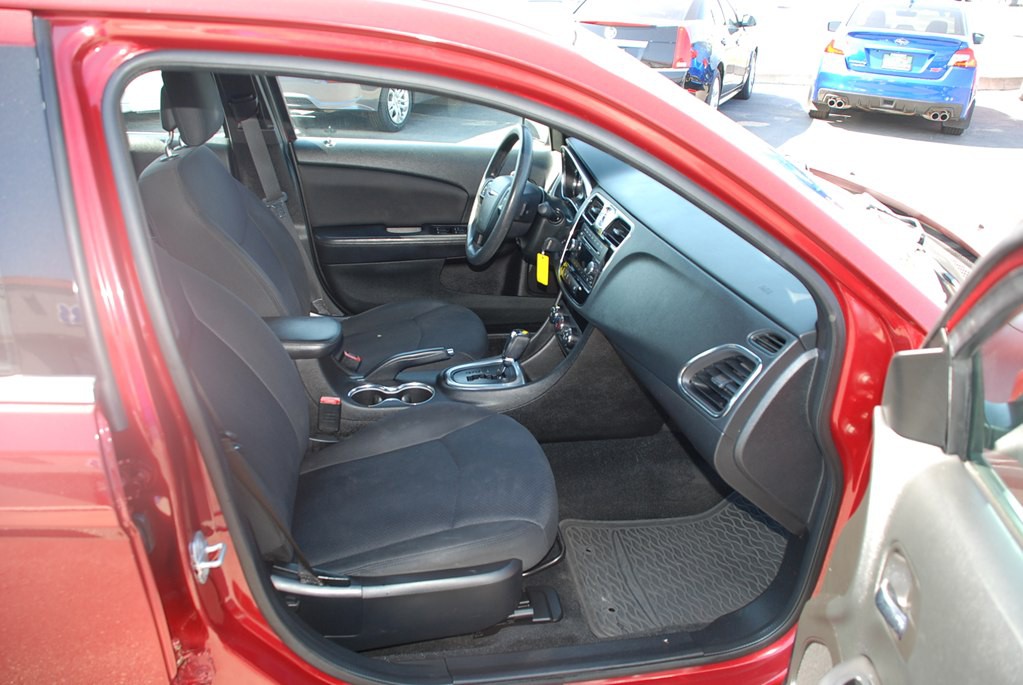 2013 Chrysler 200 Image 19
