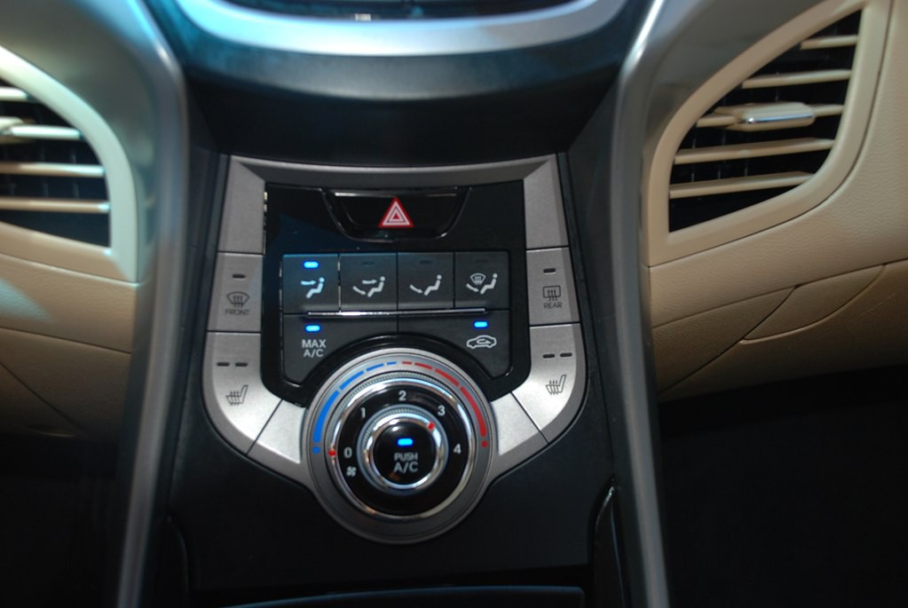 2013 Hyundai Elantra Image 16