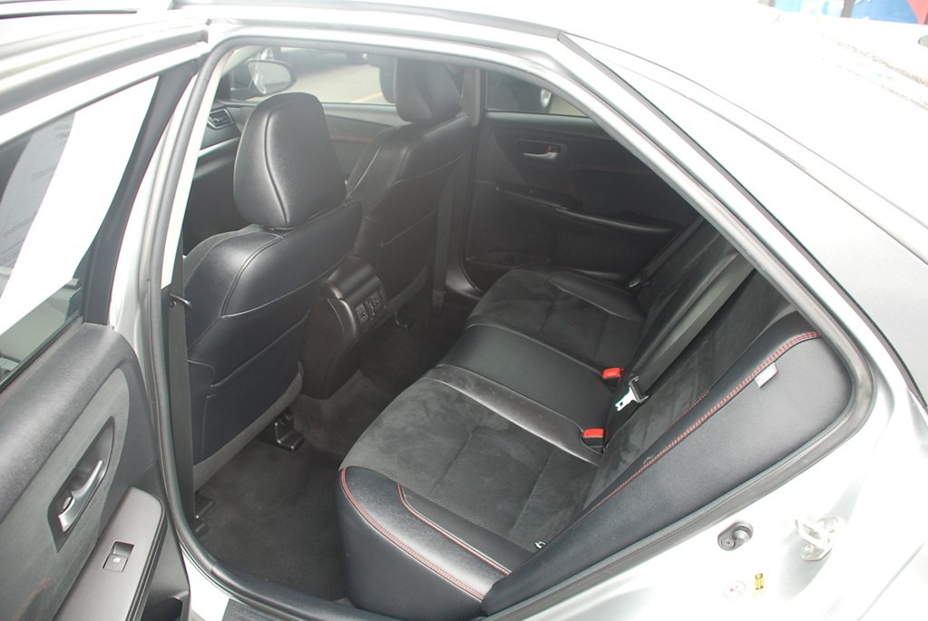2017 Toyota Camry Image 18