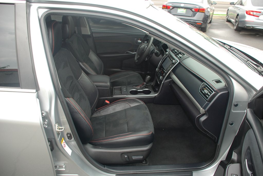2017 Toyota Camry Image 21