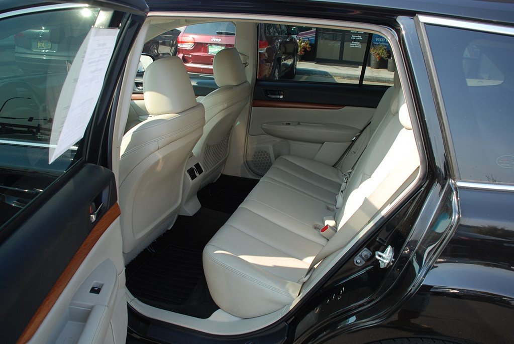 2013 Subaru Outback Image 18
