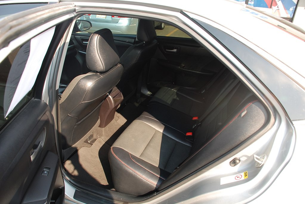 2017 Toyota Camry Image 17