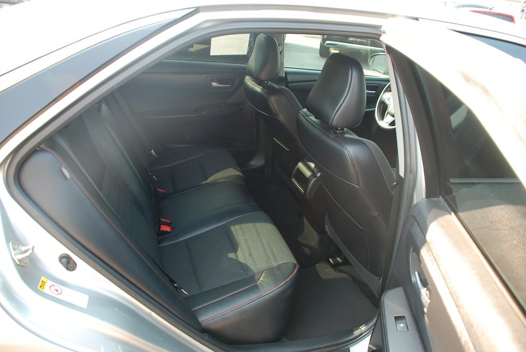 2017 Toyota Camry Image 19