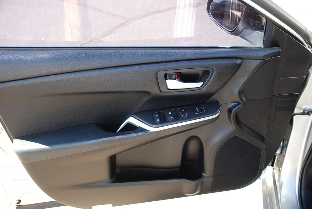 2017 Toyota Camry Image 9