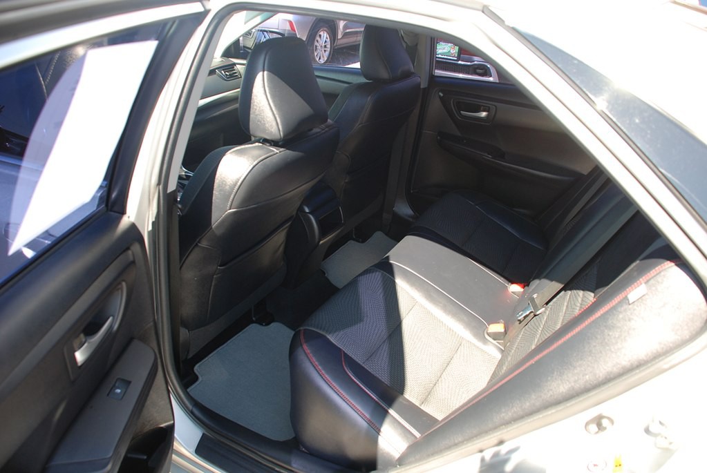 2017 Toyota Camry Image 17