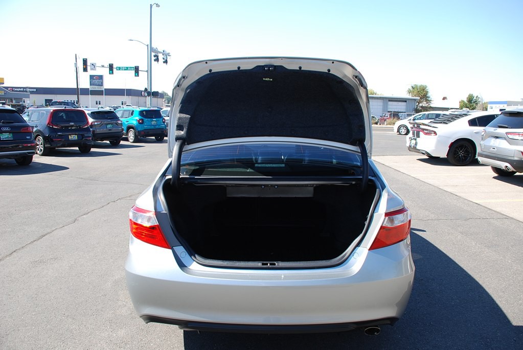 2017 Toyota Camry Image 18
