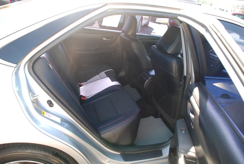 2017 Toyota Camry Image 19