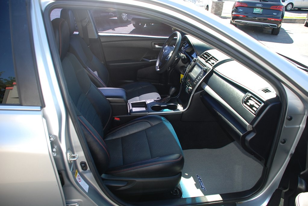 2017 Toyota Camry Image 20