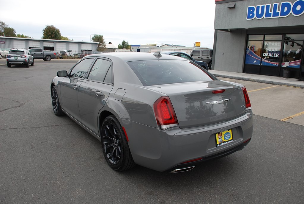 2019 Chrysler 300 Image 3