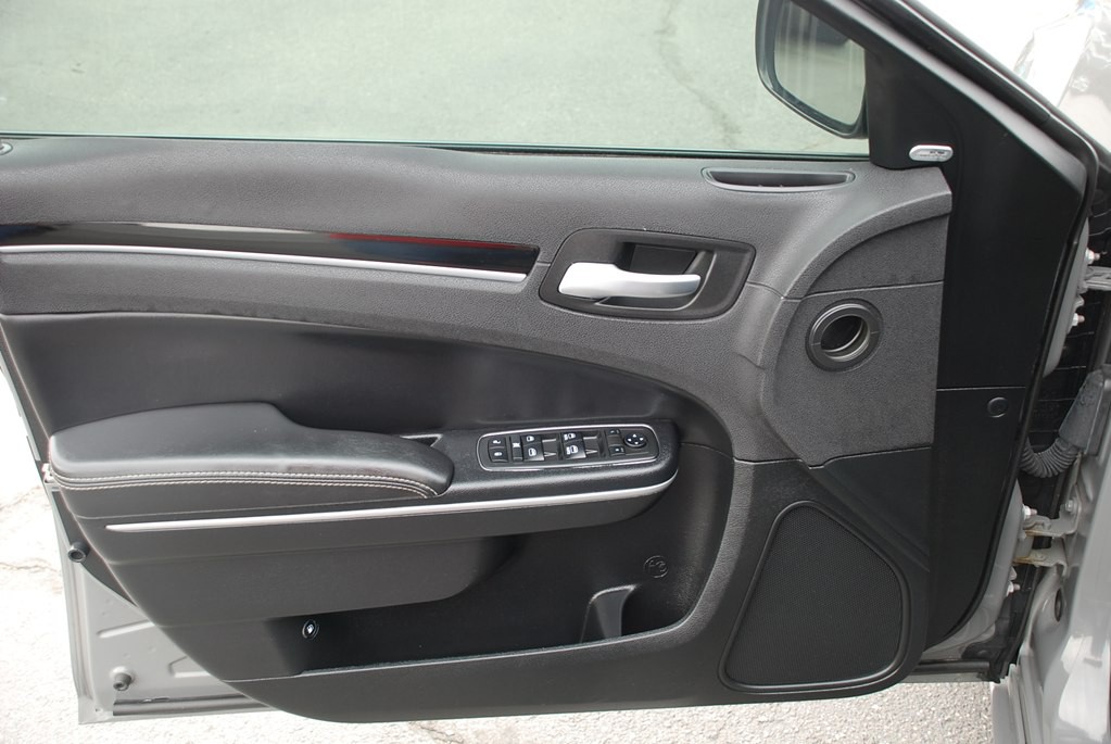 2019 Chrysler 300 Image 9